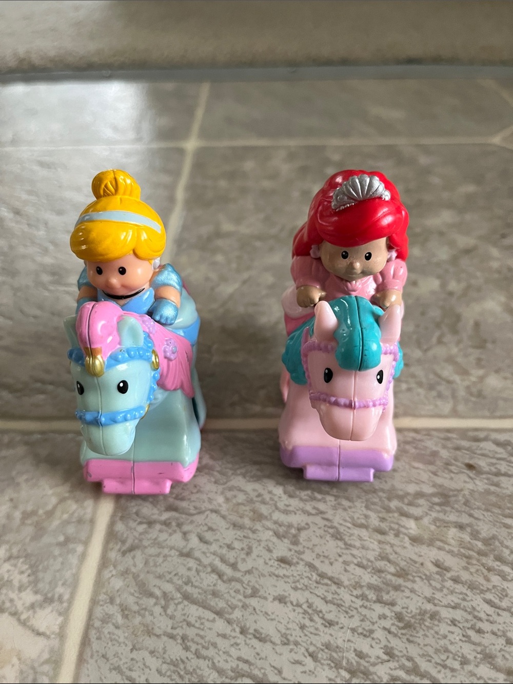 Klip Klop princesses. Includes 2 in decent condition.
